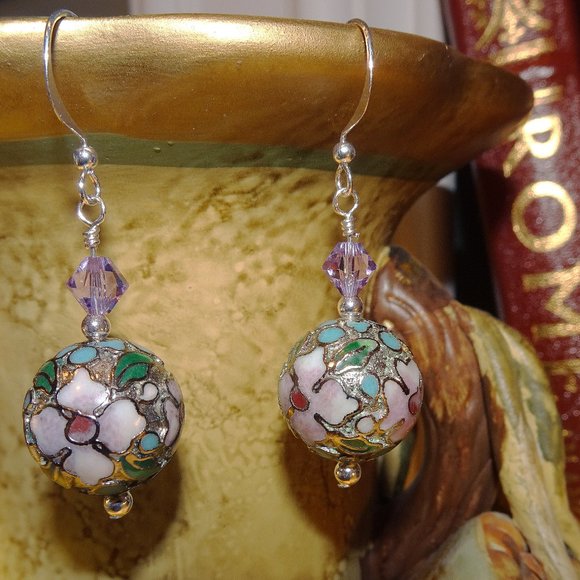 Handmade artisanal earrings in the Cloisonne style distinguished by lilac hues - Picture 5 of 8